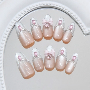 Uñas postizas ojo de gato rosa con purpurina plateada, lazos y diseño de almendra