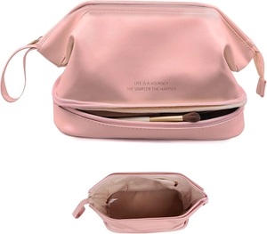 Detailansicht der rosa Kosmetiktasche mit zwei Etagen und internem Fach für Make-up-Pinsel