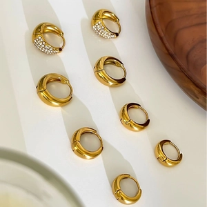 Boucles d'oreilles créoles dorées rétro en forme de goutte avec strass brillants