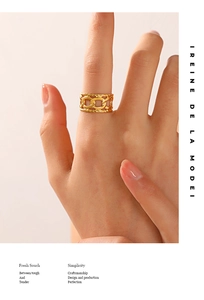 Detailansicht eines breiten, vergoldeten Edelstahlrings mit dreifachem Kettenglied-Design