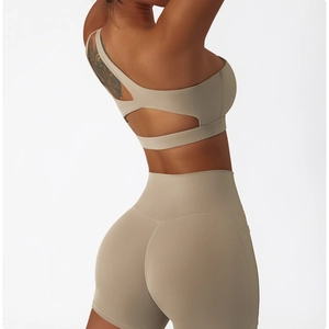 Détail du soutien-gorge de sport asymétrique et du short taille haute en beige terre