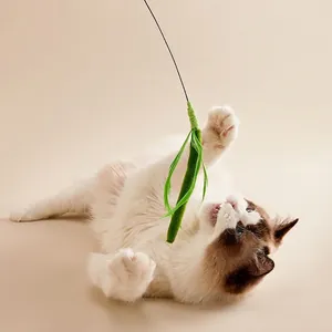 Vara verde para gatos con plumas y cascabel para el juego interactivo de gatos ragdoll