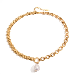 Collier perle baroque avec double chaîne dorée en acier inoxydable sur fond blanc