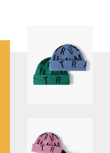 Détail de bonnets en maille jacquard vert et bleu avec motifs de lettres style urbain