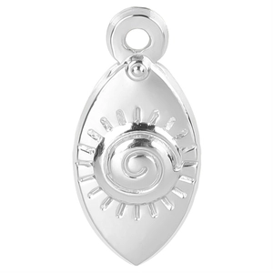 Makroaufnahme von silbernem Edelstahl-Tropfenanhänger mit Spiralreliefmuster