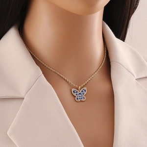 Collana di perle fatta a mano con ciondolo a farfalla blu e catena intrecciata dorata