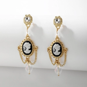 Details von Vintage Kamee-Ohrhängern mit Kristallsteckern und eleganten Metallquasten