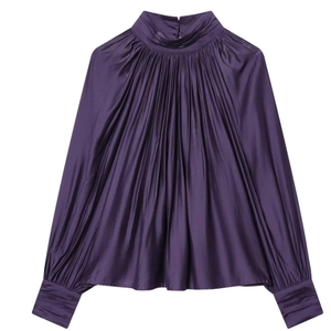 Elegante camicetta in raso viola con collo alto, drappeggio e maniche lunghe