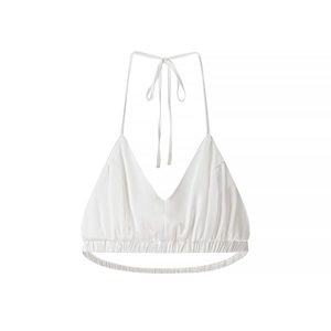 Détail d'un caraco dos nu en satin blanc avec texture soyeuse et ourlet élastique