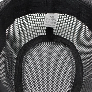 Détail intérieur du chapeau de soleil noir en papier tressé avec étiquette de taille 58
