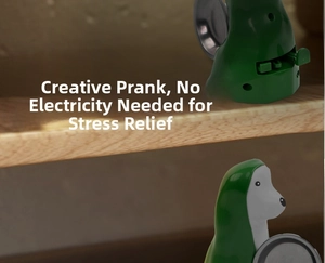 Mechanisch detail van een groen anti-stress hondenspeeltje met handmatige tikfunctie
