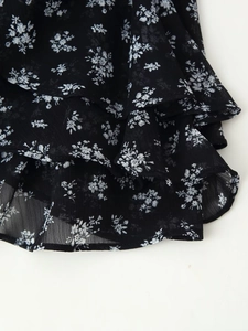Detailaufnahme von französischem schwarzem Blumen-Chiffonstoff mit gestuftem Rüschensaum