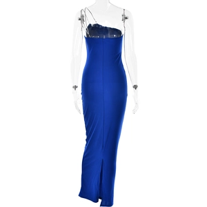 Vue détaillée du dos nu et de l'ourlet fendu de cette robe longue bleue sans manches