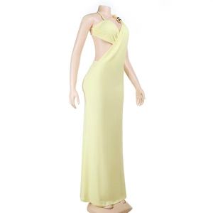 Détail d'une robe longue dos nu jaune avec bille dorée et découpe latérale à la taille