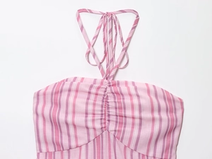 Detailansicht des rosa-violett gestreiften Bandeau-Tops mit dekorativer Frontschleife