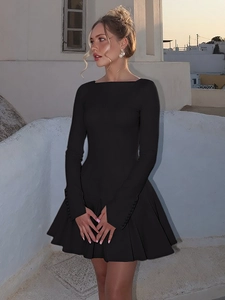 Schwarzes Langarm-Minikleid im französischen Stil mit Taillenplissees im Freien