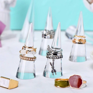 Espositori ad anello in acrilico con anelli in oro e argento, perle e zirconi cubici