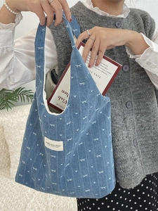 Sac fourre-tout en denim bleu avec broderie nœud blanc et grande capacité pour femme