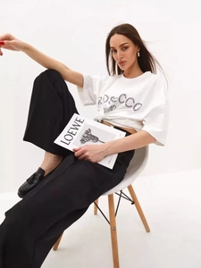 Oversize βαμβακερό λευκό T-shirt με μαύρο φαρδύ παντελόνι καθημερινό καλοκαιρινό σετ