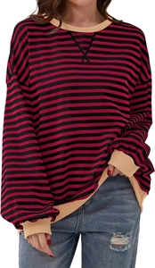 Dettaglio maglia a maniche lunghe a righe rosse e nere con girocollo a costine beige