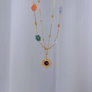 Collier doré multi-rangs avec fleurs en perles colorées et pendentif pierre violette