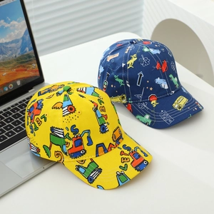 Detail von Kinder-Baseballkappen mit gelbem Bagger- und blauem Transport-Aufdruck