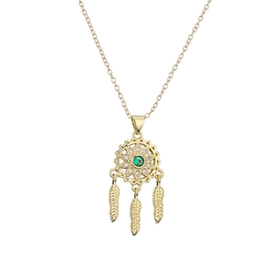 Collana acchiappasogni dorata con gemma verde e ciondoli a piuma su sfondo bianco