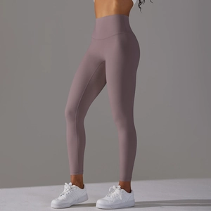 Vue détaillée du pantalon de yoga taille haute mauve en tissu brossé au toucher doux