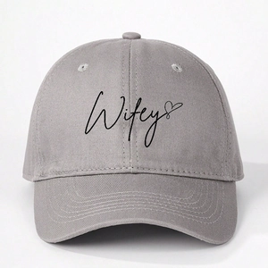 Casquette de baseball grise classique avec imprimé Wifey noir et cœur sur fond blanc