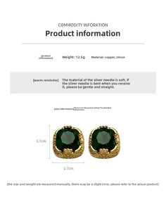 Dettaglio dell'orecchino quadrato con zircone verde, cornice dorata e perno in argento