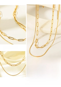 Détails d'un collier double épaisseur en acier inoxydable doré avec fermoir mousqueton réglable