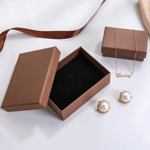 Set portagioie marrone strutturato con collana Darling dorata e orecchini di perle