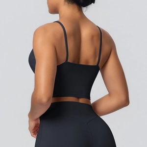 Détails des fines bretelles croisées du soutien-gorge de yoga noir en tissu mat