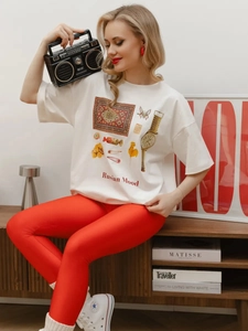 Λεπτομέρεια από λευκό βαμβακερό T-shirt με γραφικά Russian Mood και κόκκινο κολάν