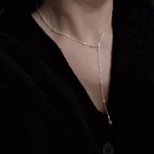 Dettaglio della collana in argento S925 a forma di Y con perline lucide su modella
