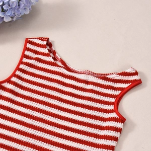 Gros plan d'un haut en maille à rayures rouges et blanches avec texture de tissu gaufré