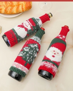 Dettagli dei copribottiglie di vino natalizi a maglia con Babbo Natale e pupazzo