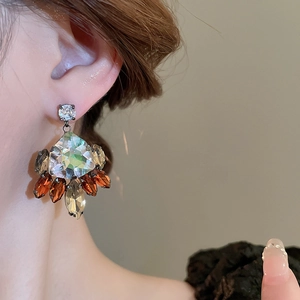 Elegante Vintage-Ohrringe mit bernsteinfarbenen und grauen Zirkon-Kristallen am Modell