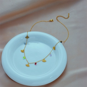 Goldene Edelstahlkette mit bunten Edelsteinen und Evil-Eye-Anhängern im modernen Design