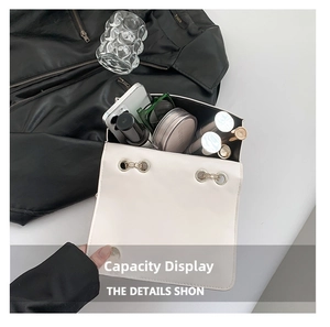 Vue détaillée de l'intérieur du sac à bandoulière matelassé blanc et ses accessoires
