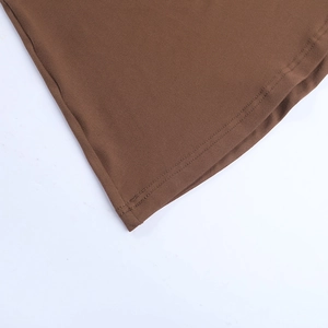 Vue macro détaillée de la double couture de qualité sur l'ourlet en tissu marron foncé