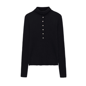 Pull en tricot côtelé noir ajusté pour femme avec col montant et boutons argentés décoratifs