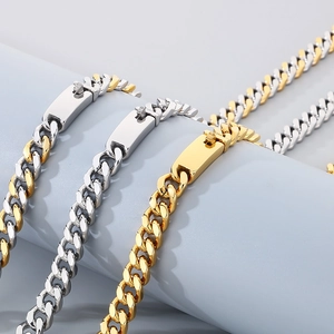 Bracelets gourmette polis en finitions or, argent et bicolore présentés sur support