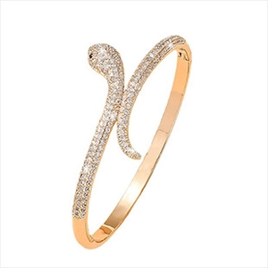 Gros plan détaillé du bracelet serpent en or rose avec cristaux scintillants