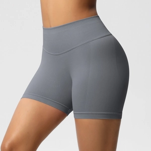 Vue détaillée du short de fitness sans couture gris foncé à taille haute gainante et côtelée