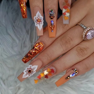 Uñas Postizas Largas Forma Ataúd Otoño Hojas De Arce Degradado Naranja Nude Con Pedrería Flores Estilo Elegante Para Mujeres