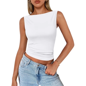 Canotta bianca senza maniche vestibilità slim abbinata a jeans azzurri in stile minimalista