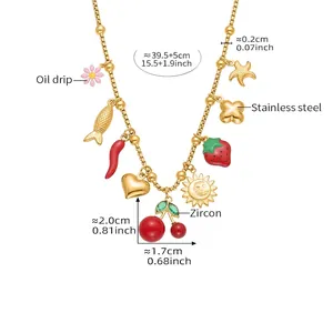 Détail du collier en acier doré 18 carats avec breloques colorées de fruits et fleurs
