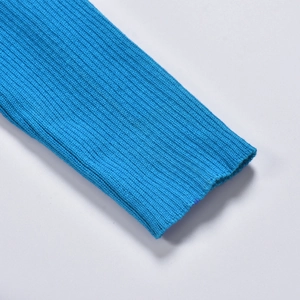 Détail des poignets en tricot côtelé bleu vif montrant la texture et la couture