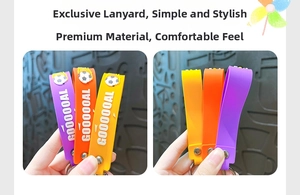 Détail de cordons de football colorés en silicone avec clips en métal et texte goal